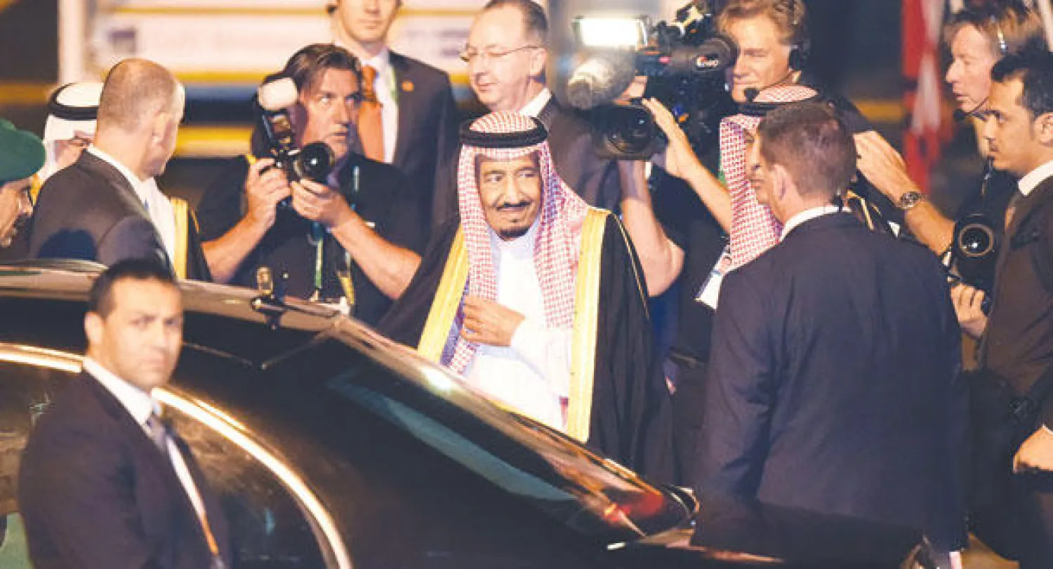 الأمير سلمان بن عبد العزيز لدى وصوله إلى مدينة بريزبن الأسترالية أمس للمشاركة في قمة مجموعة العشرين (أ.ف.ب)