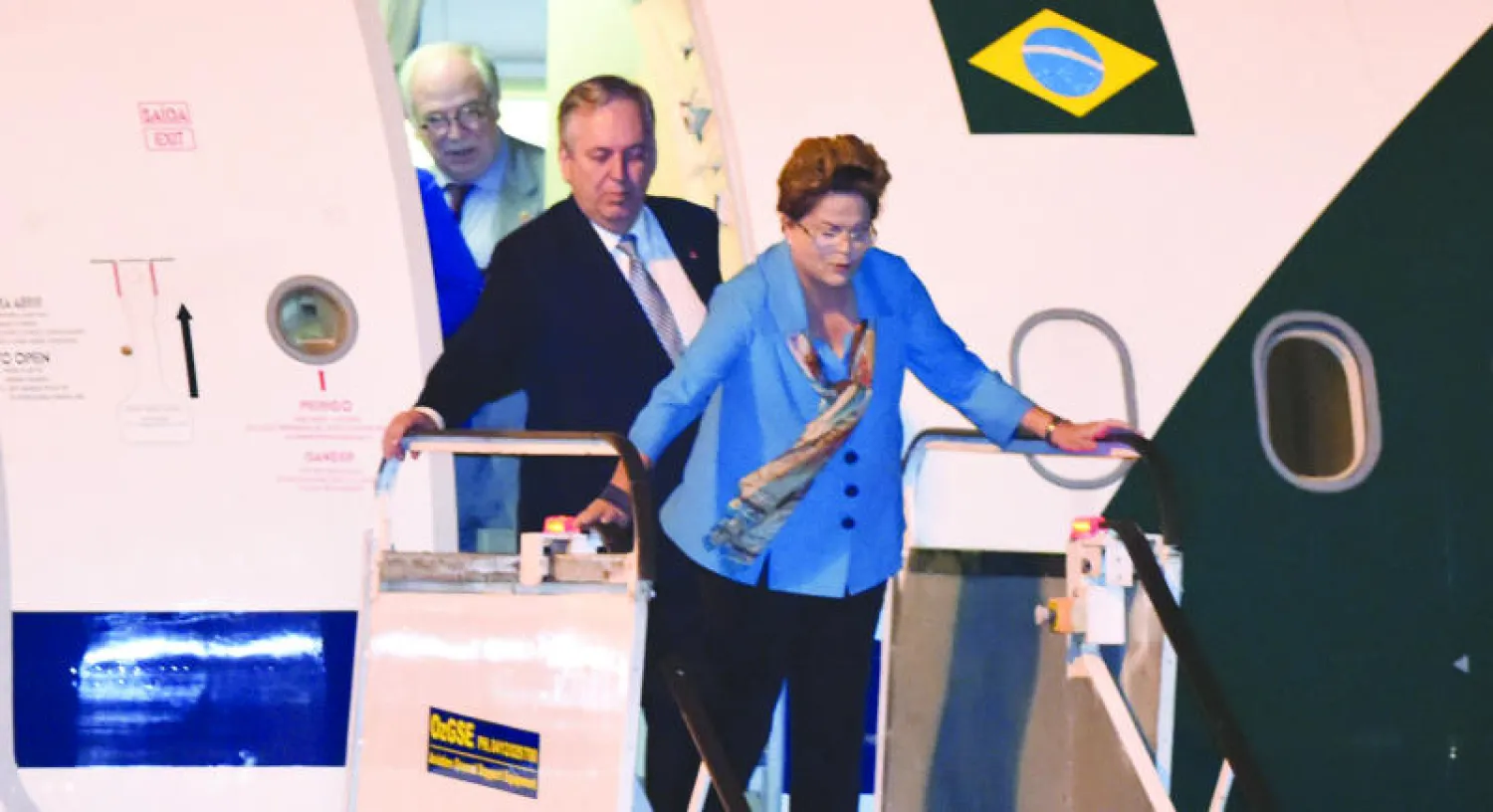 الرئيسة البرازيلية ديلما روسيف لدى وصولها إلى بريزبن أمس (أ.ف.ب)