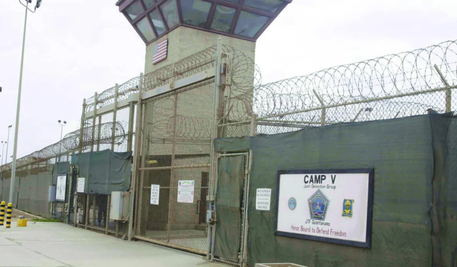 إحدى البوابات الرئيسية لمعتقل غوانتانامو الأميركي (أ. ب)