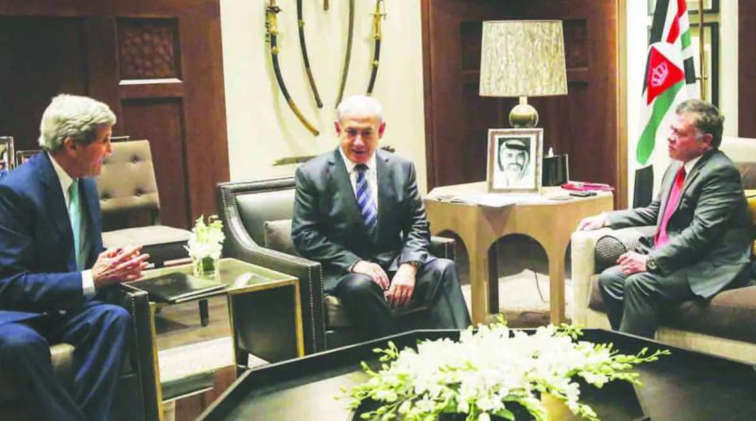 الملك عبد الله الثاني خلال لقائه مع جون كيري وبنيامين نتنياهو أمس في عمان (أ ب)