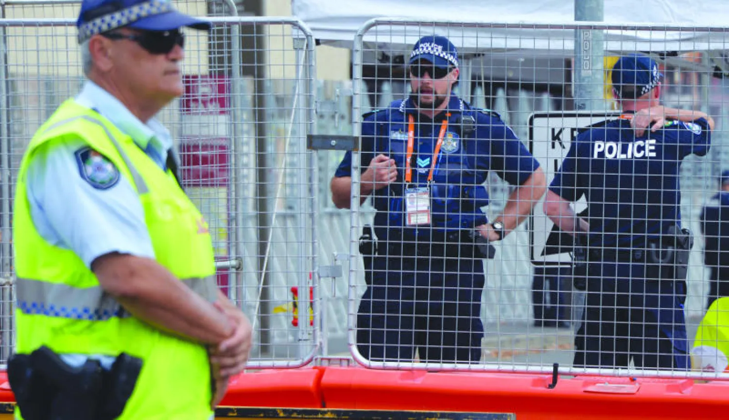 رجال شرطة يؤمنون المنطقة التي ستعقد فيها قمة العشرين (أ.ف.ب)