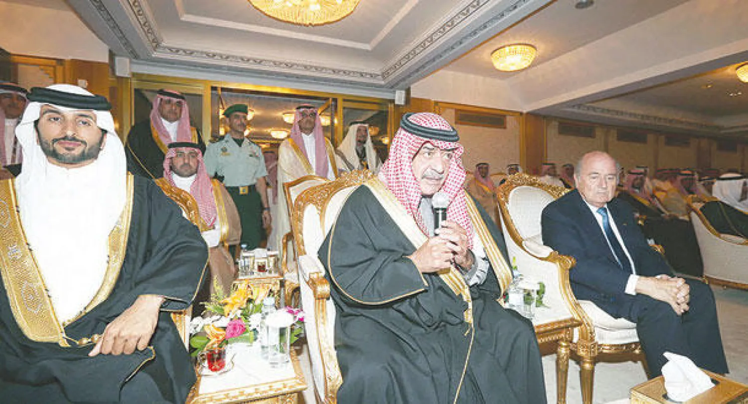 الأمير مقرن بن عبد العزيز لدى إعلانه انطلاق منافسات بطولة الخليج.. ويبدو إلى جانبه الشيخ ناصر بن حمد وجوزيف بلاتر