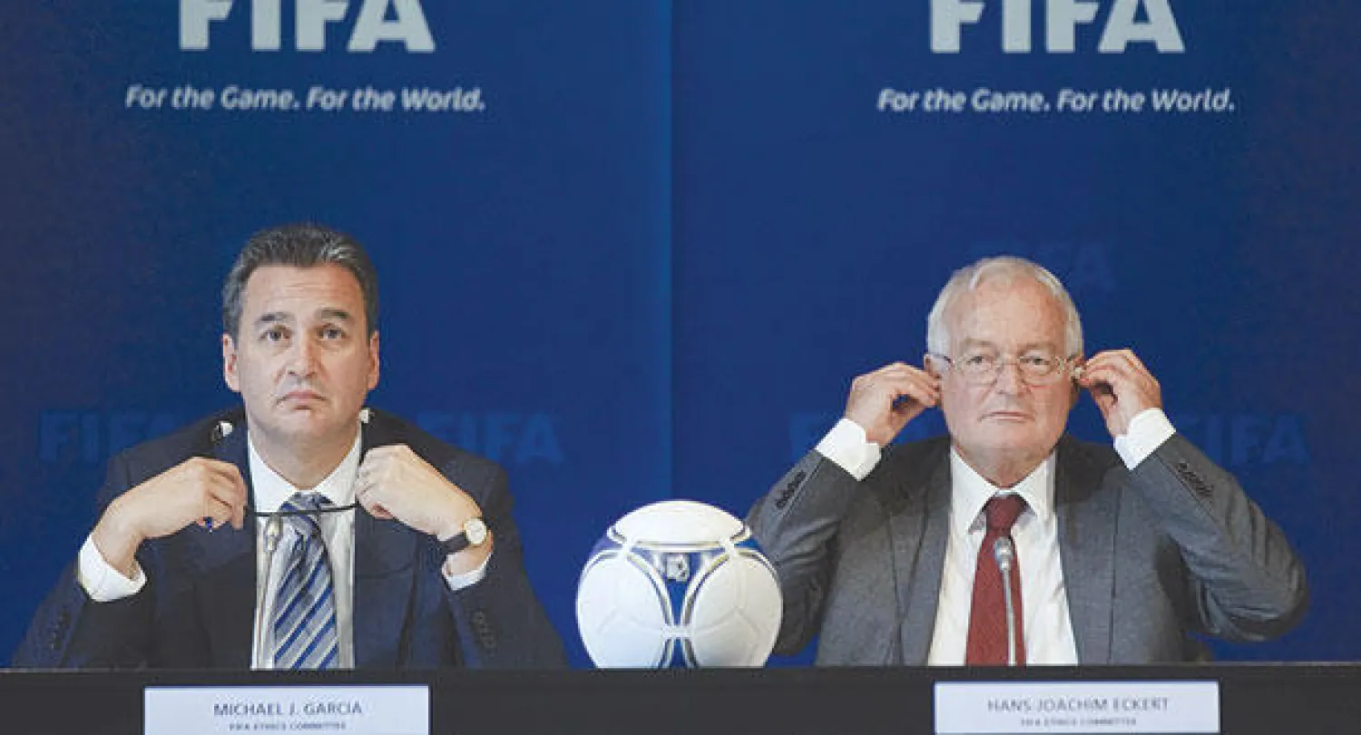 إيكرت رئيس لجنة القيم في «الفيفا» (يمين) بجانب المحقق غارسيا (أ.ف.ب)