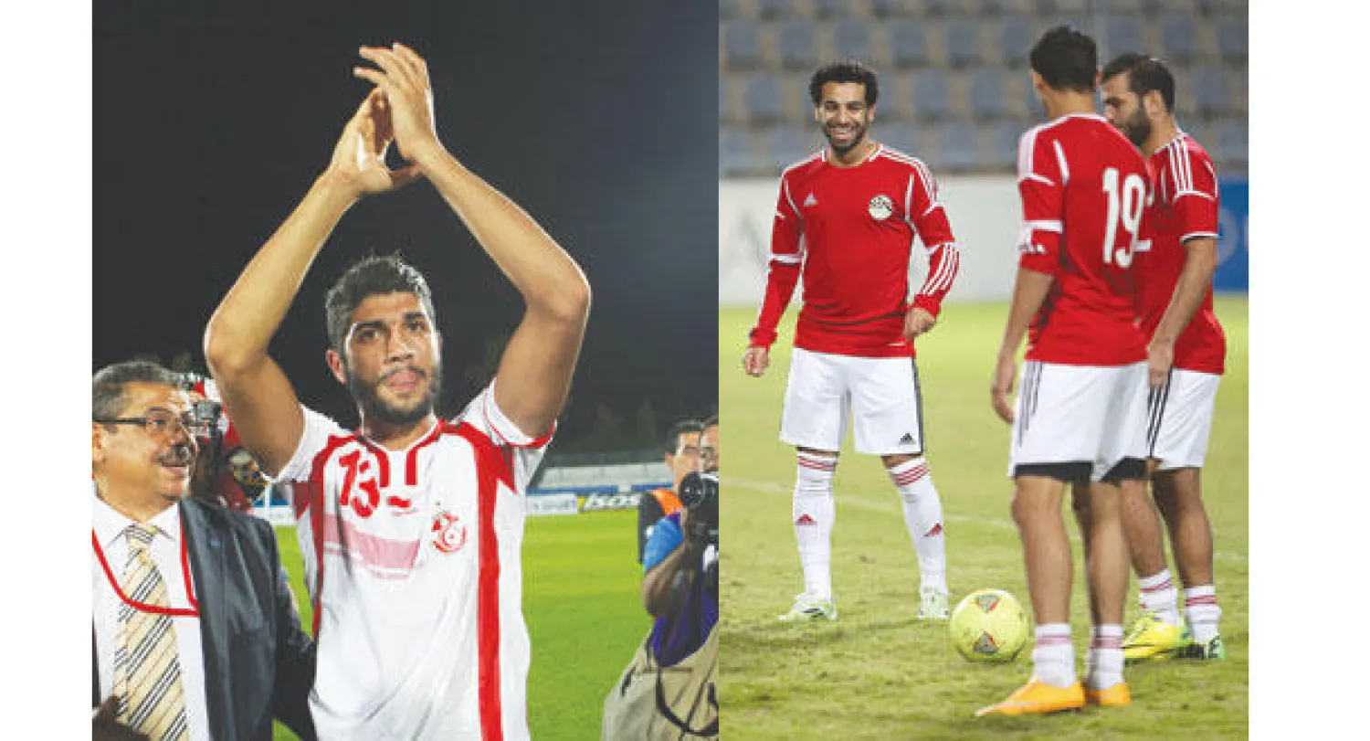 محمد صلاح (يسار) يشارك زملاءه التدريبات قبل مواجهة السنغال (أ.ف.ب)   -  التونسي فيرجاني (رويترز)