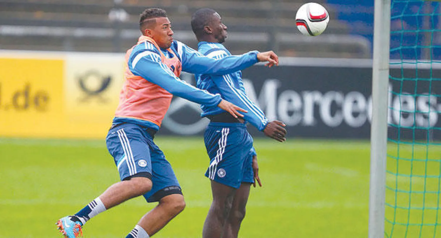 الألمانيان جيروم بواتينغ وأنطونيو روديغر يستعدان للقاء جبل طارق (رويترز)