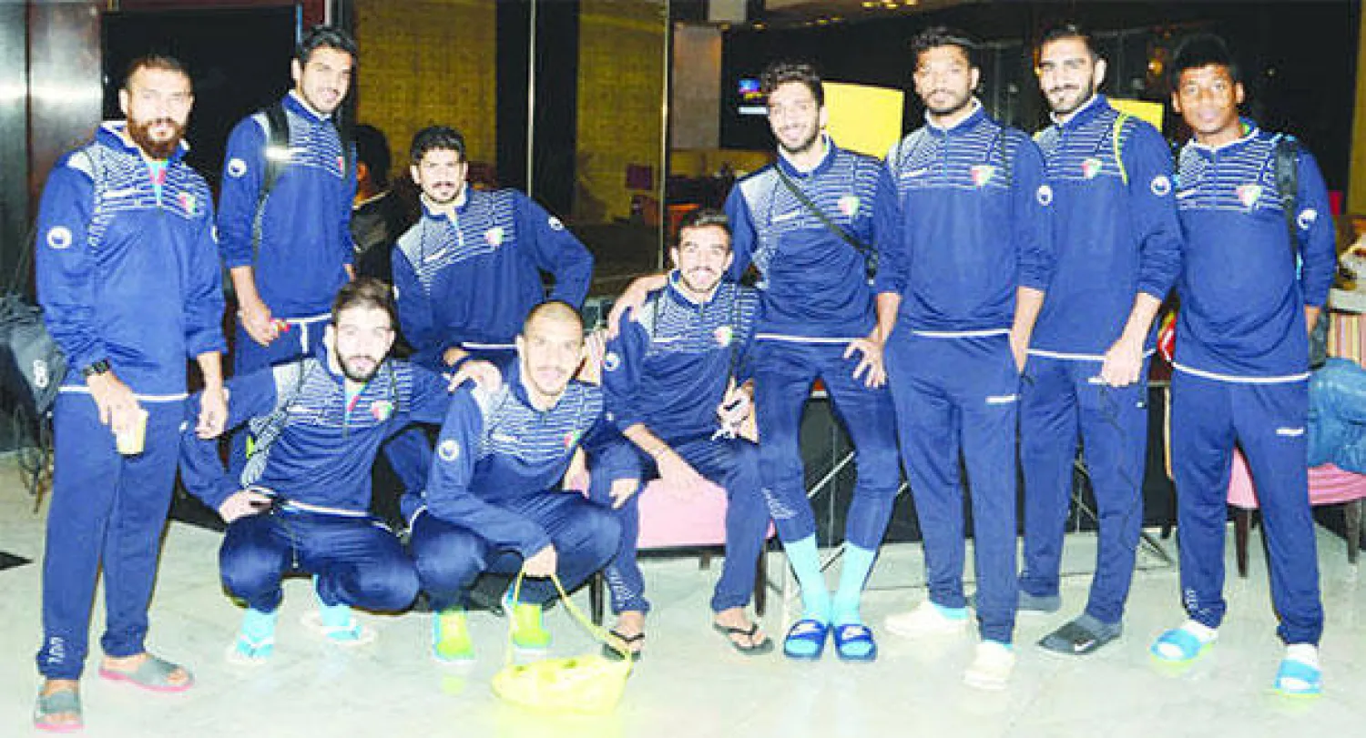 لاعبو المنتخب الكويتي في لقطة جماعية بمقر إقامتهم في الرياض (تصوير: إقبال حسين)