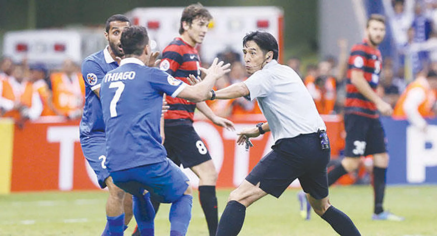 قرارات الحكم الياباني نيشيمورا في نهائي دوري آسيا أثارت الشكوك حول وجود مراهنات على المباراة (تصوير: عيسى الدبيسي)