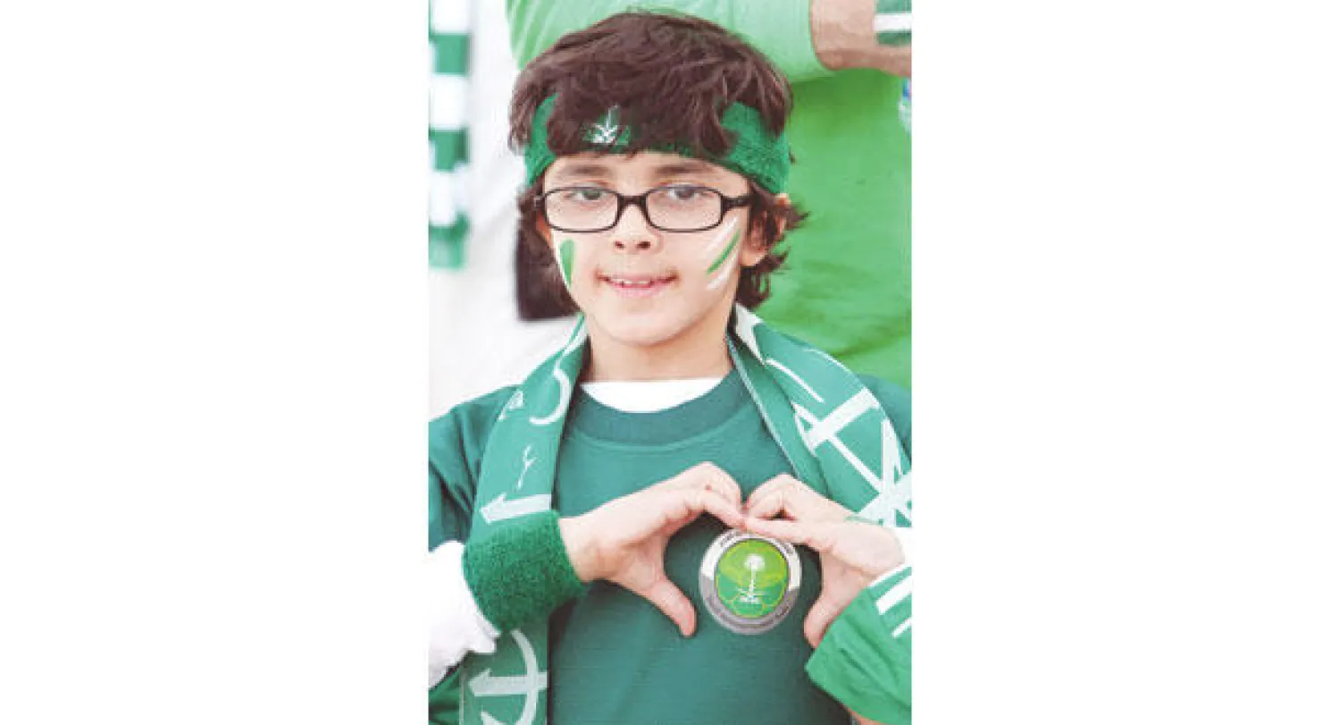 طفل بزي المنتخب السعودي في ملعب الدرة