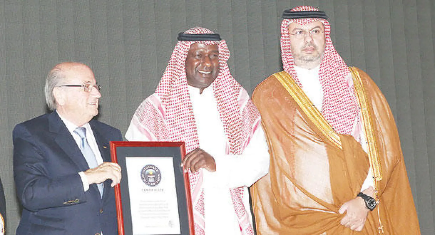 الرئيس العام لرعاية الشباب وبلاتر يكرمان ماجد عبد الله على هامش منتدى الاستثمار أمس