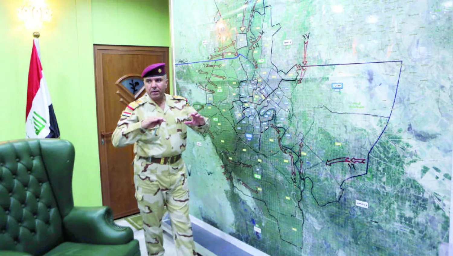 الفريق الركن عبد الأمير الشمري القائد الجديد لعمليات بغداد وهو يشرح خططه العسكرية في مقر القيادة العامة للقوات المسلحة أول من أمس (أ.ب)