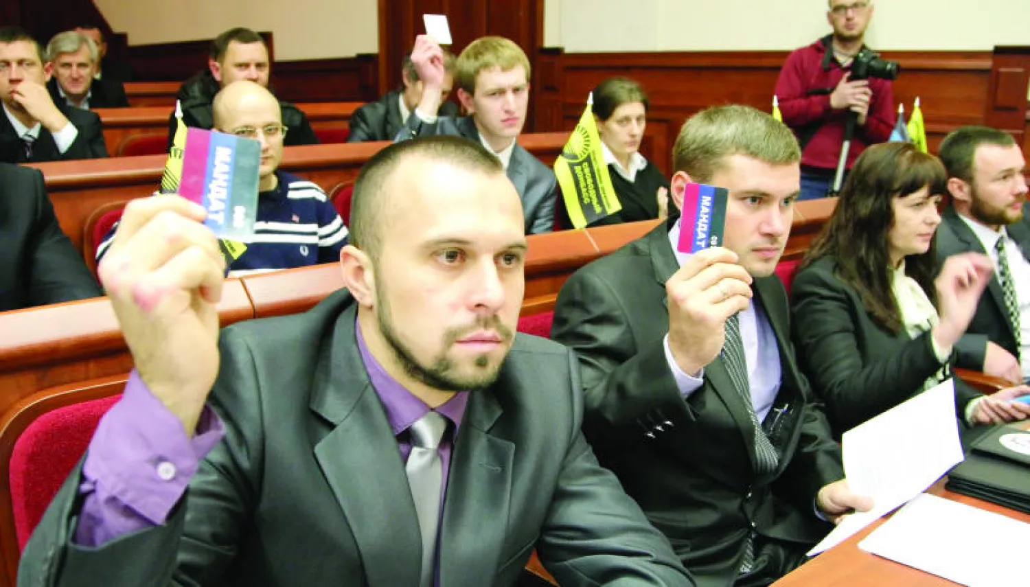 النواب المنتخبون حديثا لدى عقدهم أمس أول جلسة لبرلمان «جمهورية دونيتسك» المعلنة من جانب واحد في شرق أوكرانيا (إ.ب.أ)