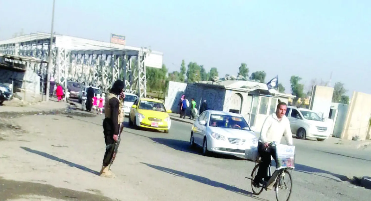 أحد عناصر تنظيم داعش ينظم المرور وسط مدينة الموصل أول من أمس قبل يوم واحد من تحرير مدينة بيجي من سيطرة التنظيم (إ.ب.أ)