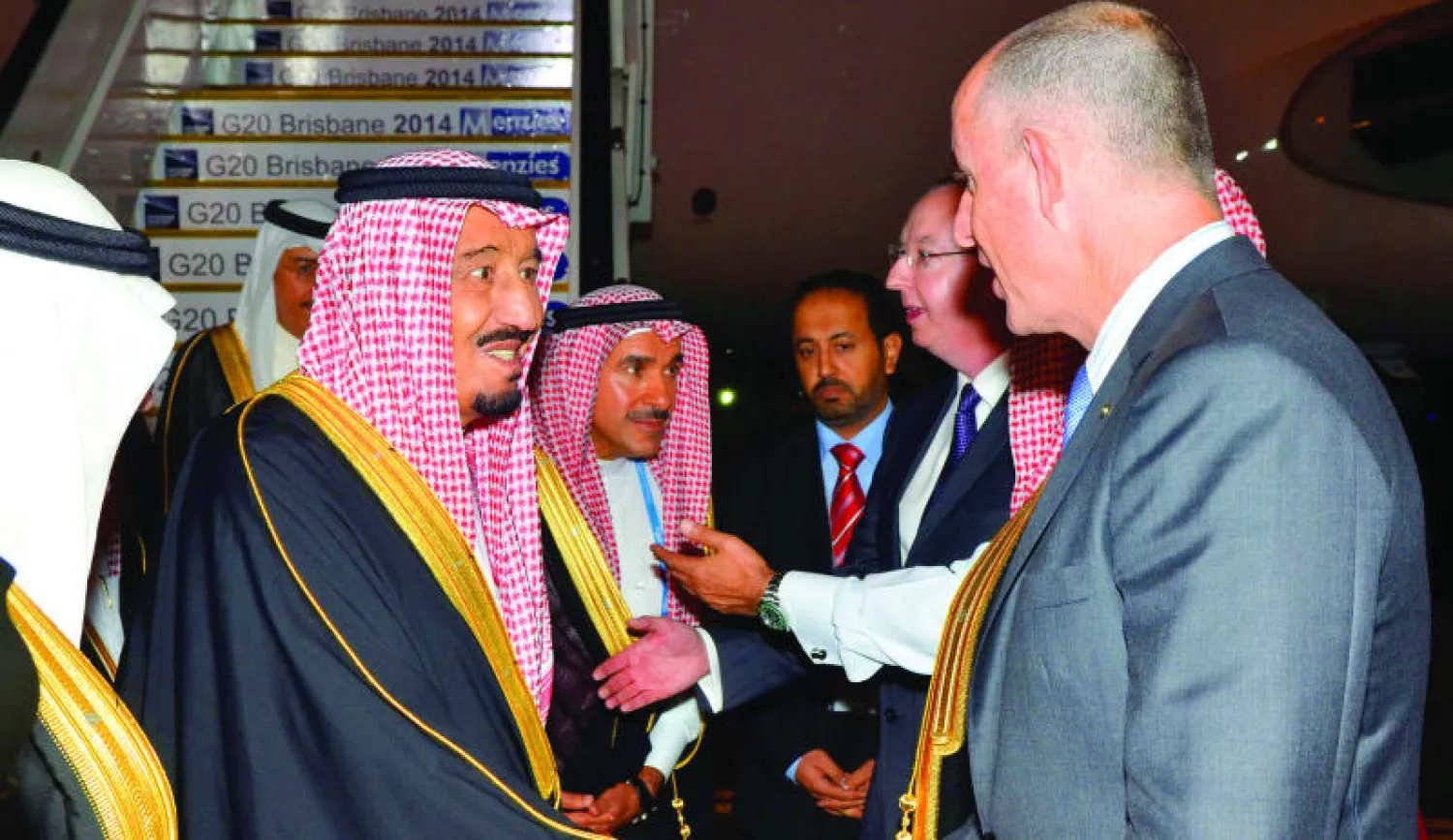 الأمير سلمان بن عبد العزيز  لدى وصوله إلى مدينة بريزبن الأسترالية أول من أمس للمشاركة في قمة العشرين (إ.ب.أ)