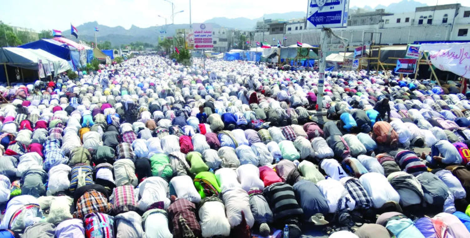 آلاف الجنوبيين يؤدون صلاة الجمعة في أعقاب مظاهرة تطالب بالانفصال عن الشمال في مدينة عدن الجنوبية أمس(أ.ف.ب)