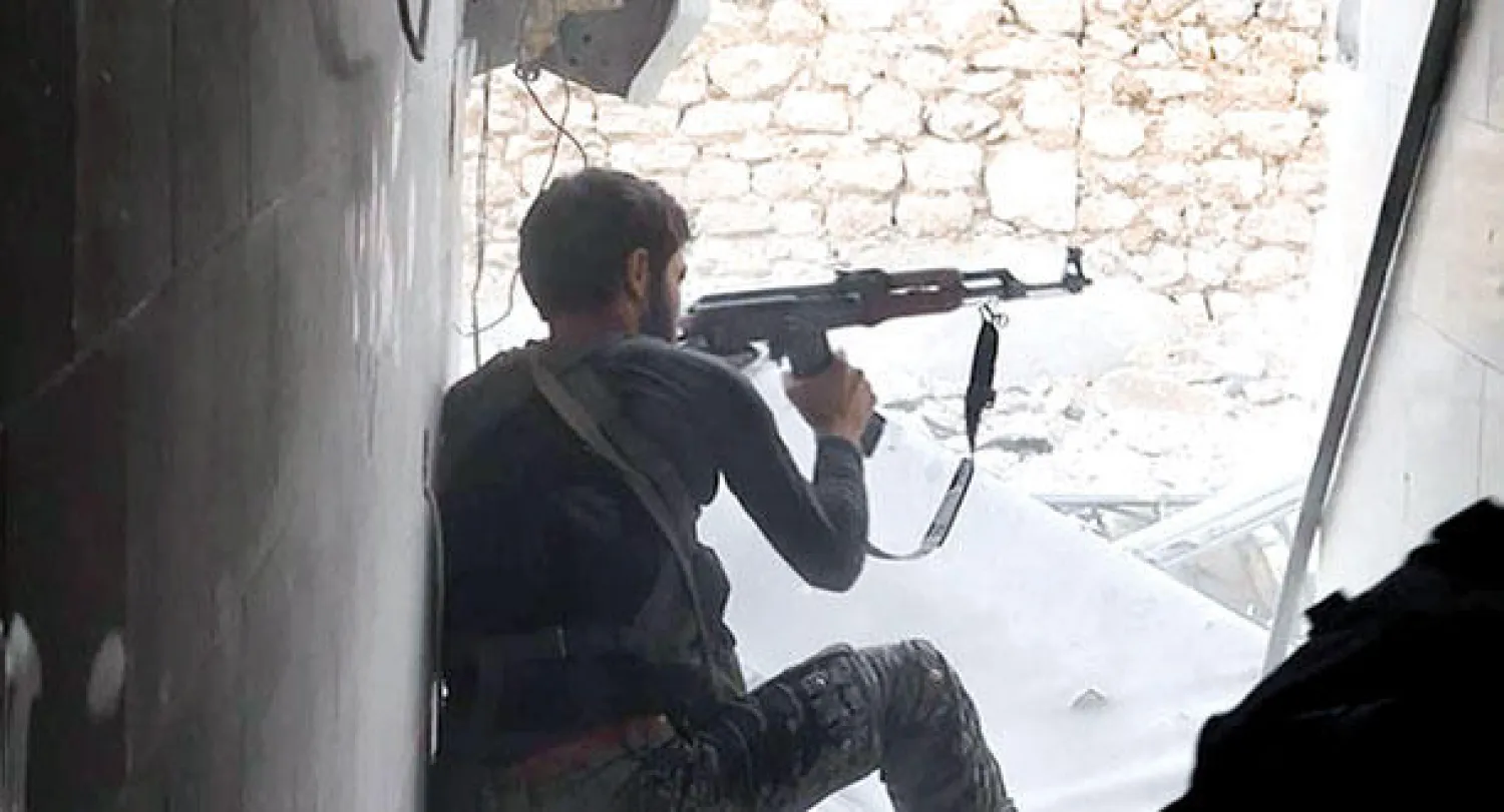 صورة أرشيفية لأحد أعضاء تنظيم {داعش} في محافظة الرقة السورية (أ.ب)