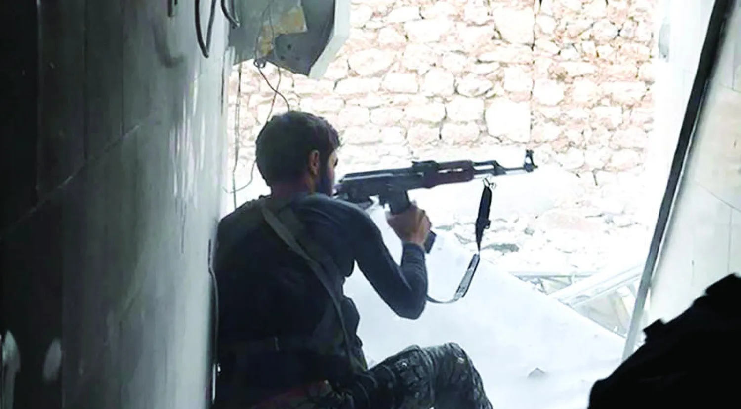 صورة أرشيفية لأحد أعضاء تنظيم {داعش} في محافظة الرقة السورية (أ.ب)