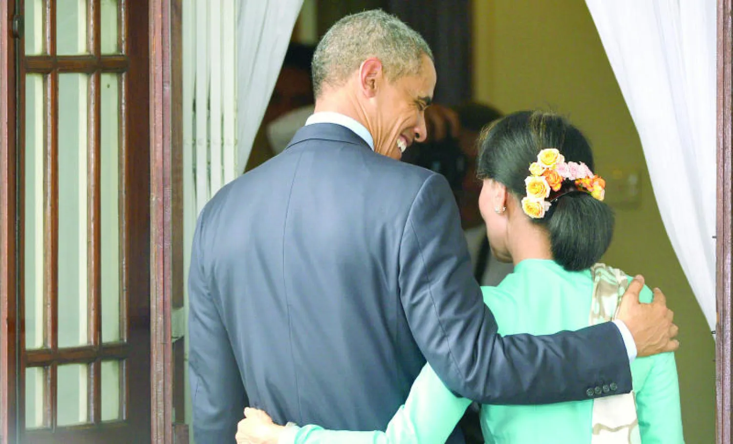 أوباما يصافح سو تشي في مؤتمرهما الصحافي المشترك في مقر إقامتها برانغون أمس (إ.ب.أ)