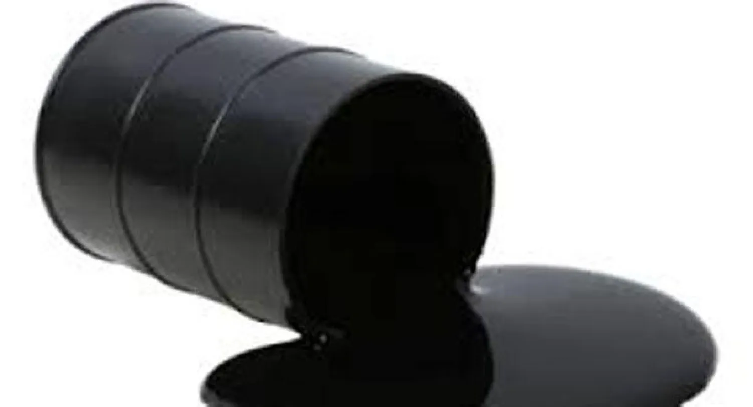 النفط يسجل أقل سعر في 4 سنوات دون 77 دولارا بفعل تخمة المعروض