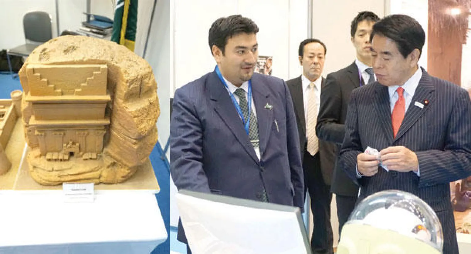 وزير التعليم والعلوم الياباني يستمع لشرح عن النهضة التعليمية في السعودية من الملحق الثقافي  -  مجسم رملي لمدائن صالح معروض في الجناح السعودي