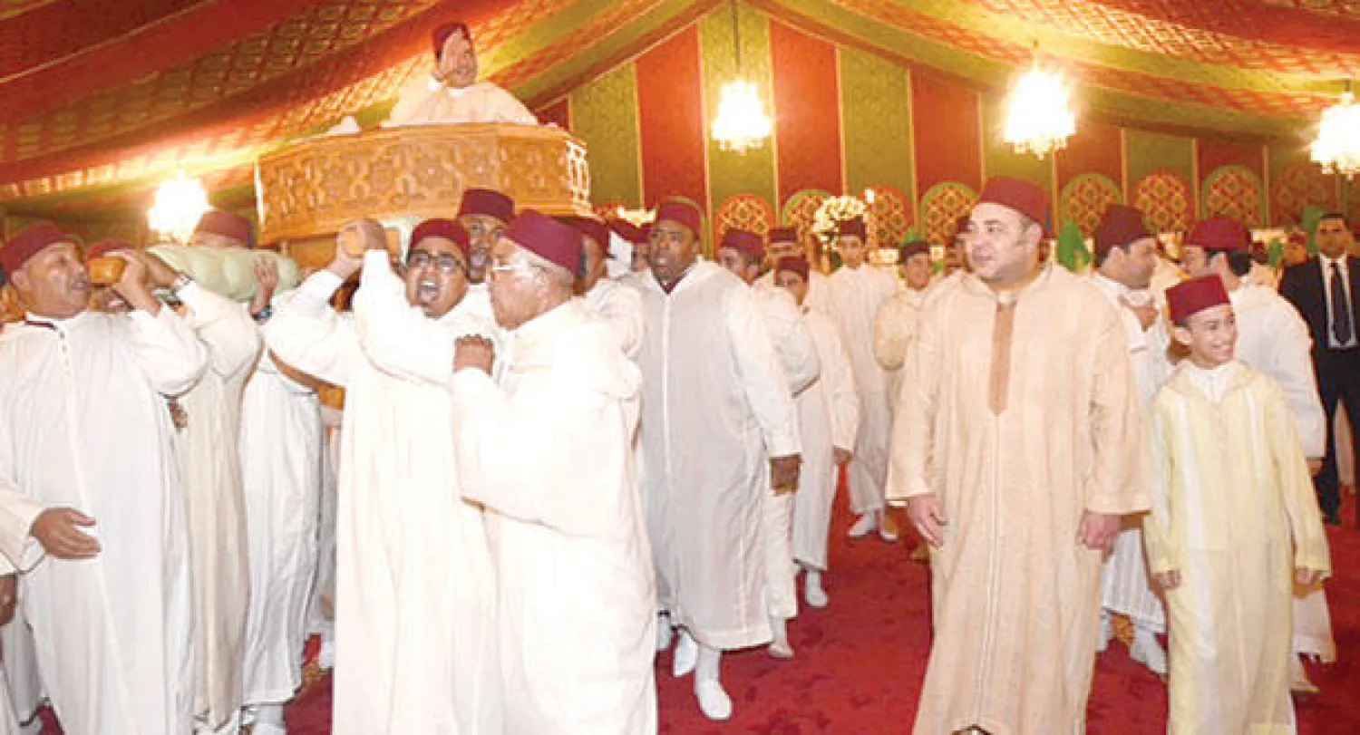 الملك محمد السادس وولي عهده الأمير مولاي الحسن أثناء حمل الأمير مولاي رشيد فوق «العمارية»