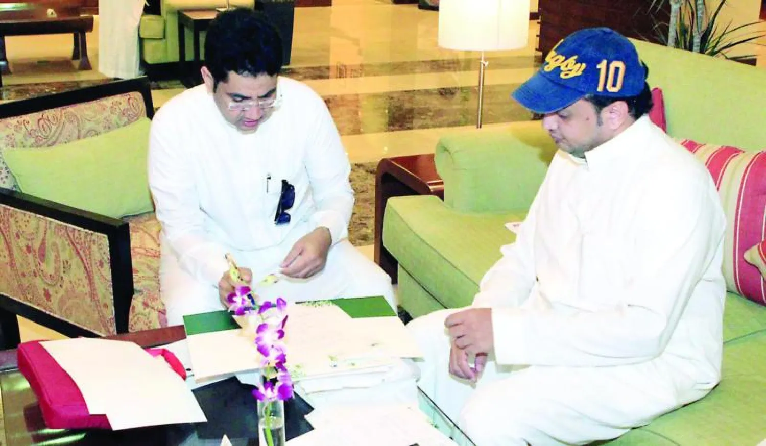 الزميلان رجا الله السلمي رئيس اللجنة الإعلامية وعلي الزهراني يتواجدان بشكل دائم في المركز