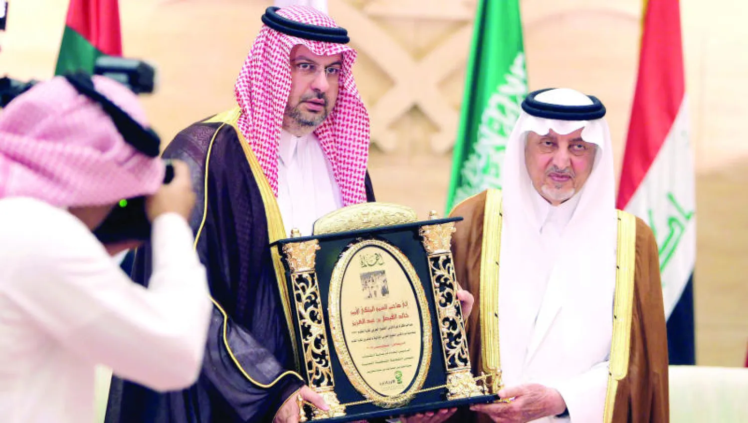 الأمير خالد الفيصل خلال تكريمه من قبل الأمير عبد الله بن مساعد رئيس اللجنة العليا لـ«خليجي 22» أمس (تصوير: سعد العنزي)