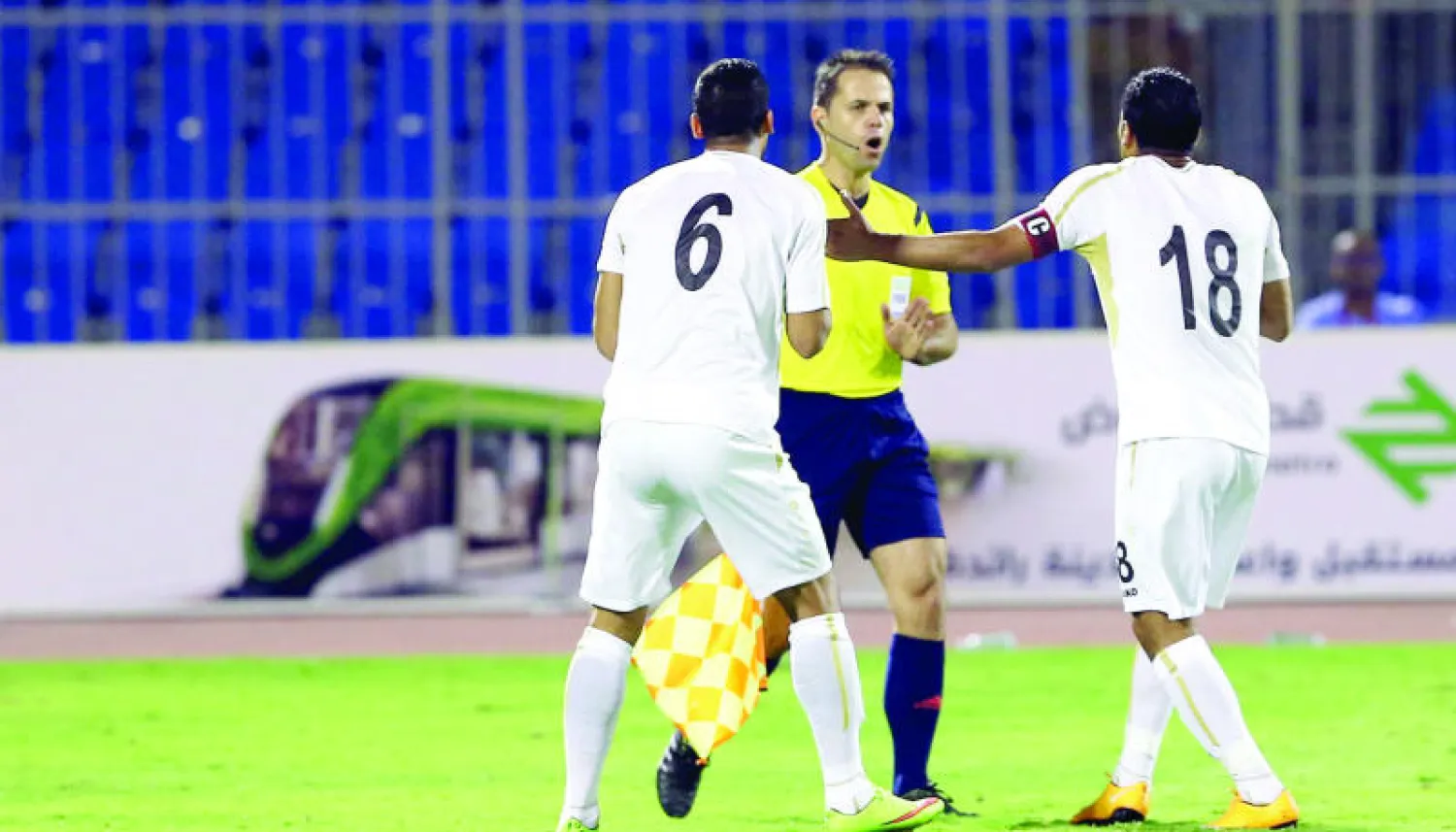 امتعاض واضح من قبل الأجهزة الفنية والإدارية ضد حكم مباراة العراق والكويت (تصوير: اللجنة الإعلامية)