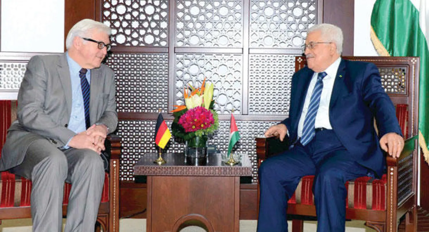 الرئيس الفلسطيني محمود عباس خلال لقائه مع وزير الخارجية الألماني فرانك فالتمر شتاينماير في رام الله أمس (رويترز)