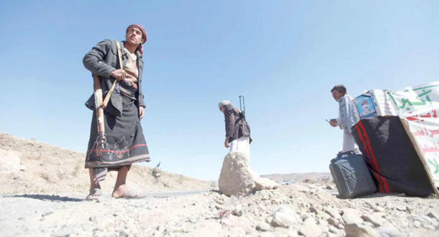 مقاتل حوثي يقف عند نقطة تفتيش بالمدخل الجنوبي لمدينة صنعاء بعد مشاركته في إجلاء معقل مهم لتنظيم القاعدة بوسط اليمن أول من أمس (رويترز)