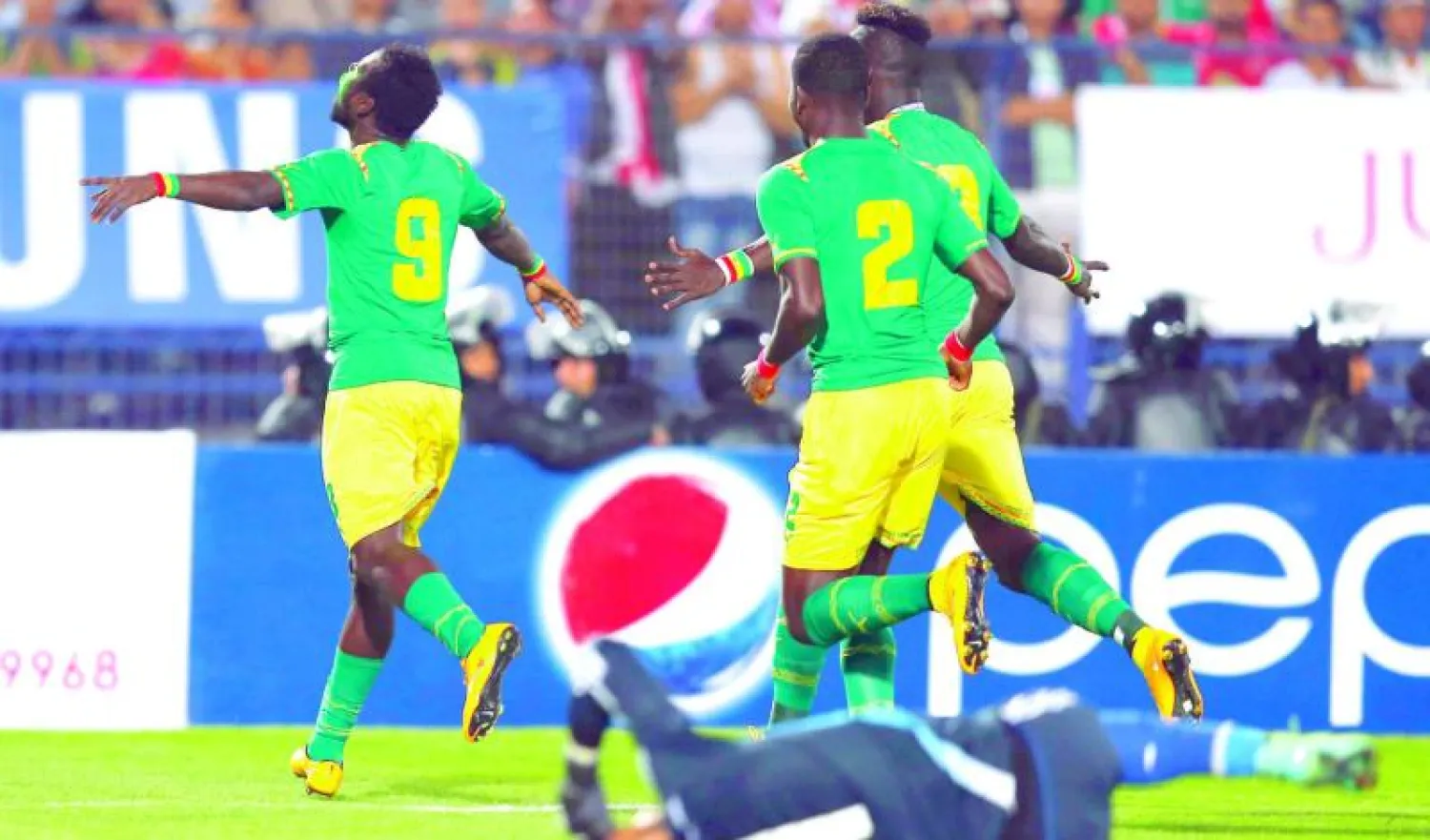 مامي ضيوف لاعب السنغال (يسار) يحتفل بهدفه بينما الشناوي حارس مصر على الأرض يتألم (رويترز)