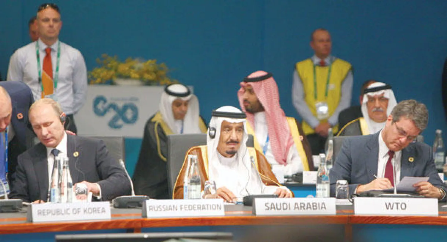 الأمير سلمان بن عبد العزيز والرئيس الروسي فلاديمير بوتين في جلسة افتتاح أعمال القمة أمس (وكالة غيتي للصور)