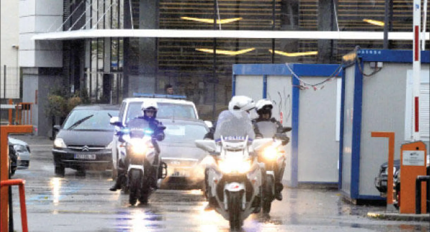 دراجو الشرطة يرافقون سيارة إسعاف يُعتقد أنها كانت تقل بوتفليقة أثناء مغادرته مستشفى ألومبير بمدينة غرونوبل الفرنسية أمس (أ.ف.ب)