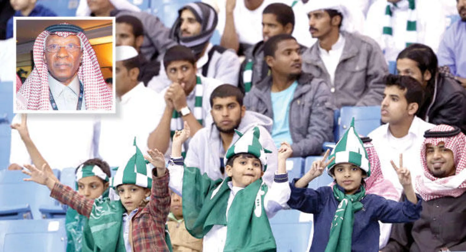 أطفال حضروا لمؤازرة المنتخب السعودي أمام قطر (تصوير: عبد العزيز النومان) وفي الاطار أحمد عيد