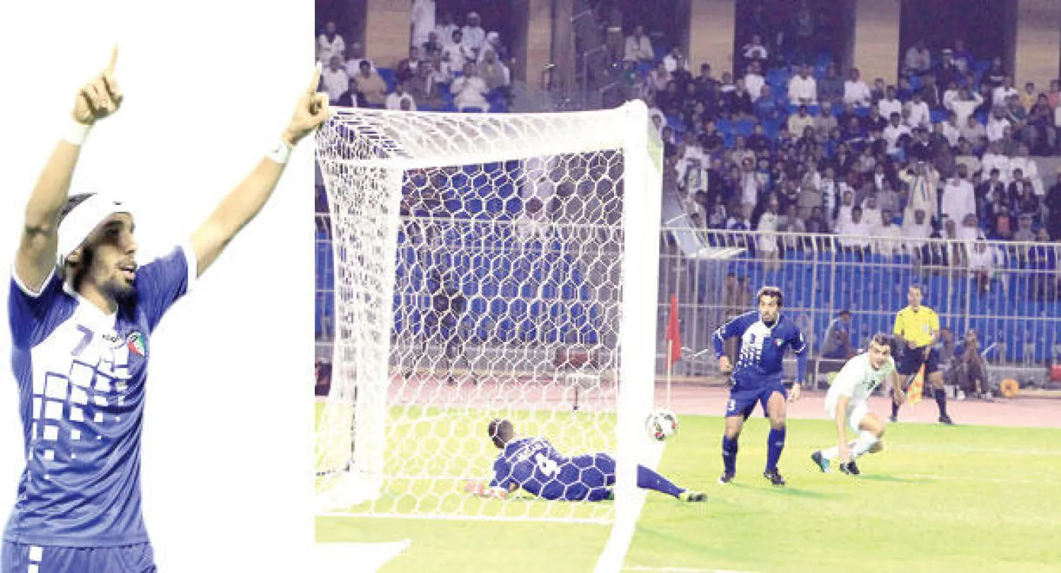 لقطة للفرصة التي شهدت جدلا واحتجاجا من لاعبي العراق بدعوى وجود ضربة جزاء نتيجة تصدي الكويتي حسين فاضل للكرة بيده (تصوير: حميد الحربي)   -  فهد العنزي محتفلا بالفوز على العراق أمس (تصوير: حميد الحربي)