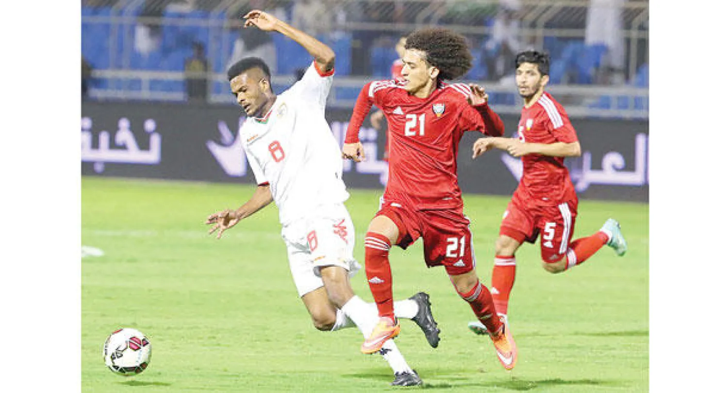 جانب من المباراة التي جمعت الإمارات وعمان أمس (تصوير: سعد العنزي)