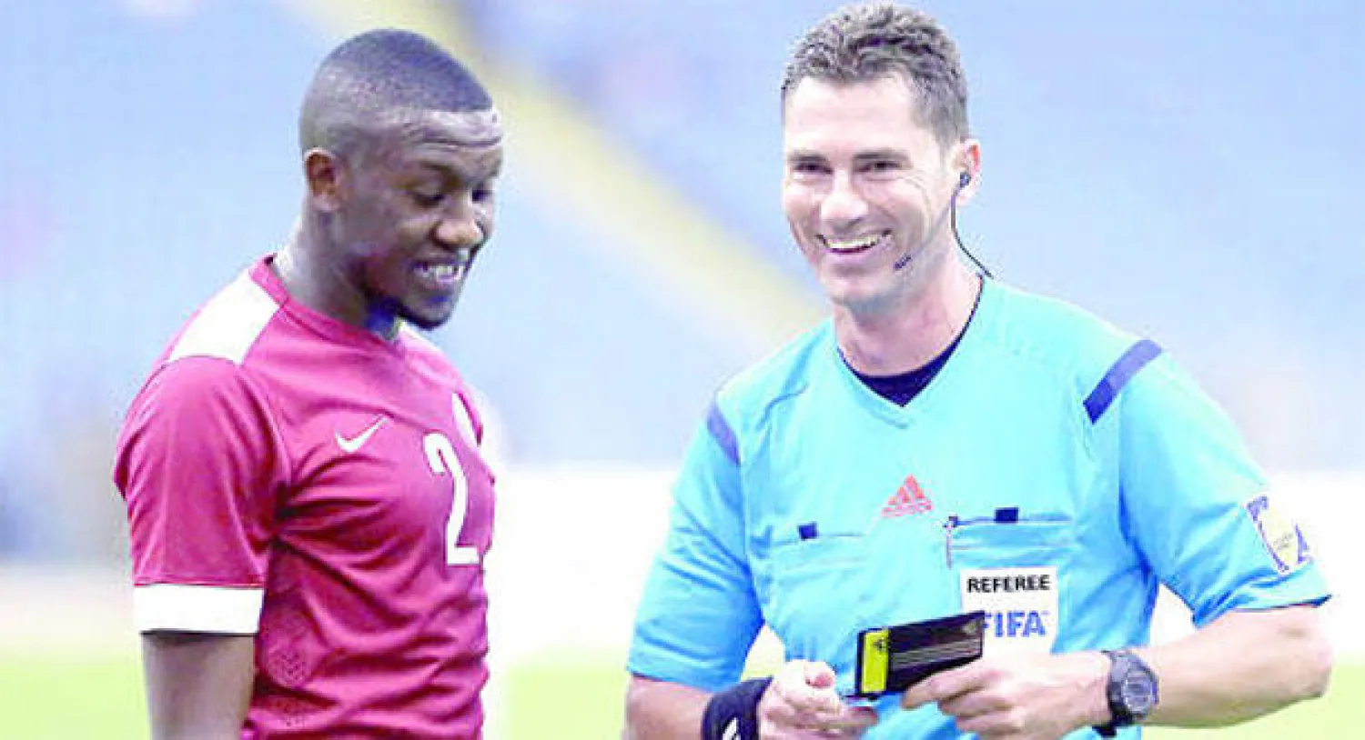 الحكم الأسترالي بنيامين لدى إدارته مباراة السعودية وقطر (تصوير: سعد العنزي)