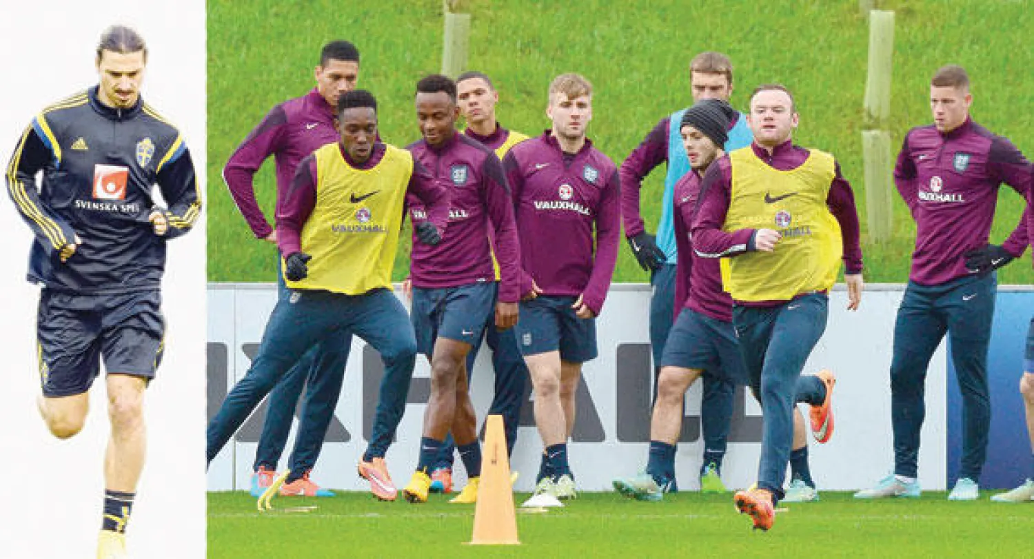 روني (الثاني من اليمين) يتقدم لاعبي إنجلترا خلال التدريبات أمس (أ.ف.ب)  -  إبراهيموفيتش استعاد لياقته وبات جاهزا لقيادة السويد اليوم (أ.ف.ب)