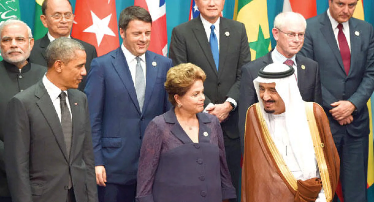 الأمير سلمان أثناء التقاط الصورة الجماعية لقادة الـ 20.. وإلى جواره رئيسة البرازيل وأوباما أمس (أ.ف.ب)