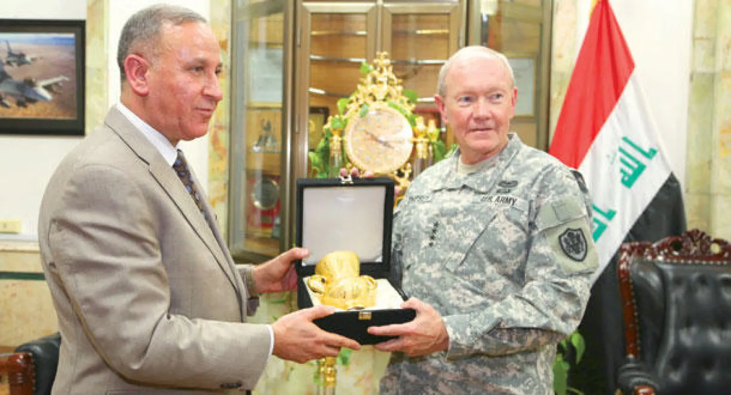 وزير الدفاع العراقي خالد العبيدي لدى استقباله رئيس هيئة الأركان المشتركة الأميركية الجنرال مارتن ديمبسي في مكتبه ببغداد أمس (رويترز)