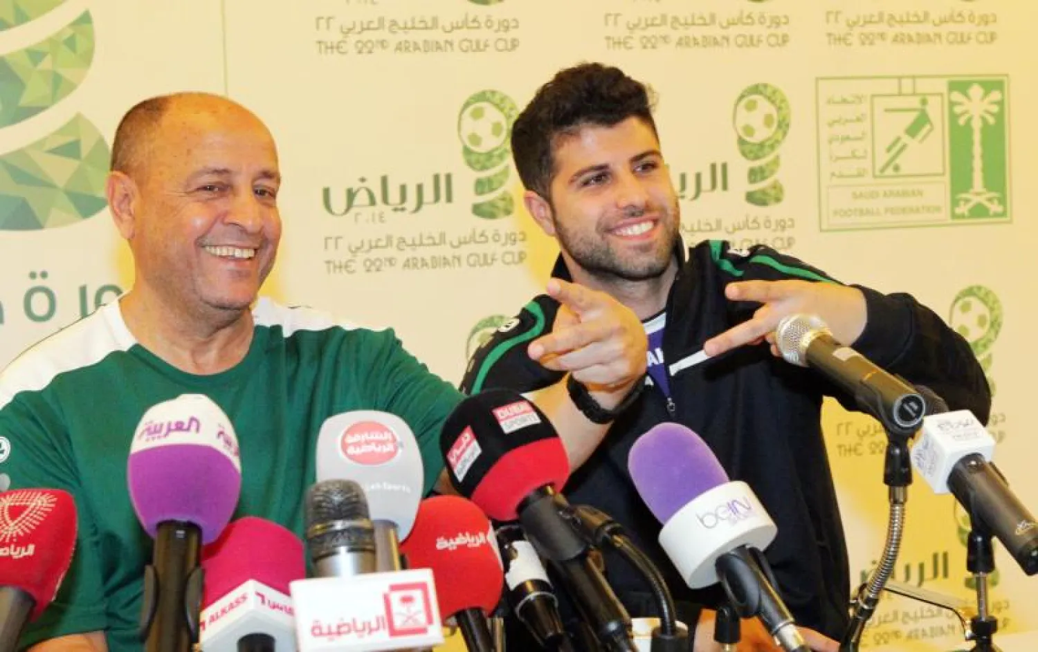 مدرب المنتخب العراقي حكيم شاكر يمازح المصورين خلال المؤتمر الصحافي