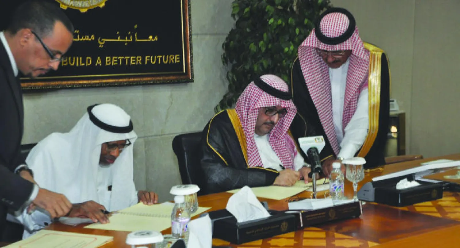 الأمير عبد العزيز بن أحمد وأحمد محمد علي خلال توقيع المذكرة («الشرق الأوسط»)