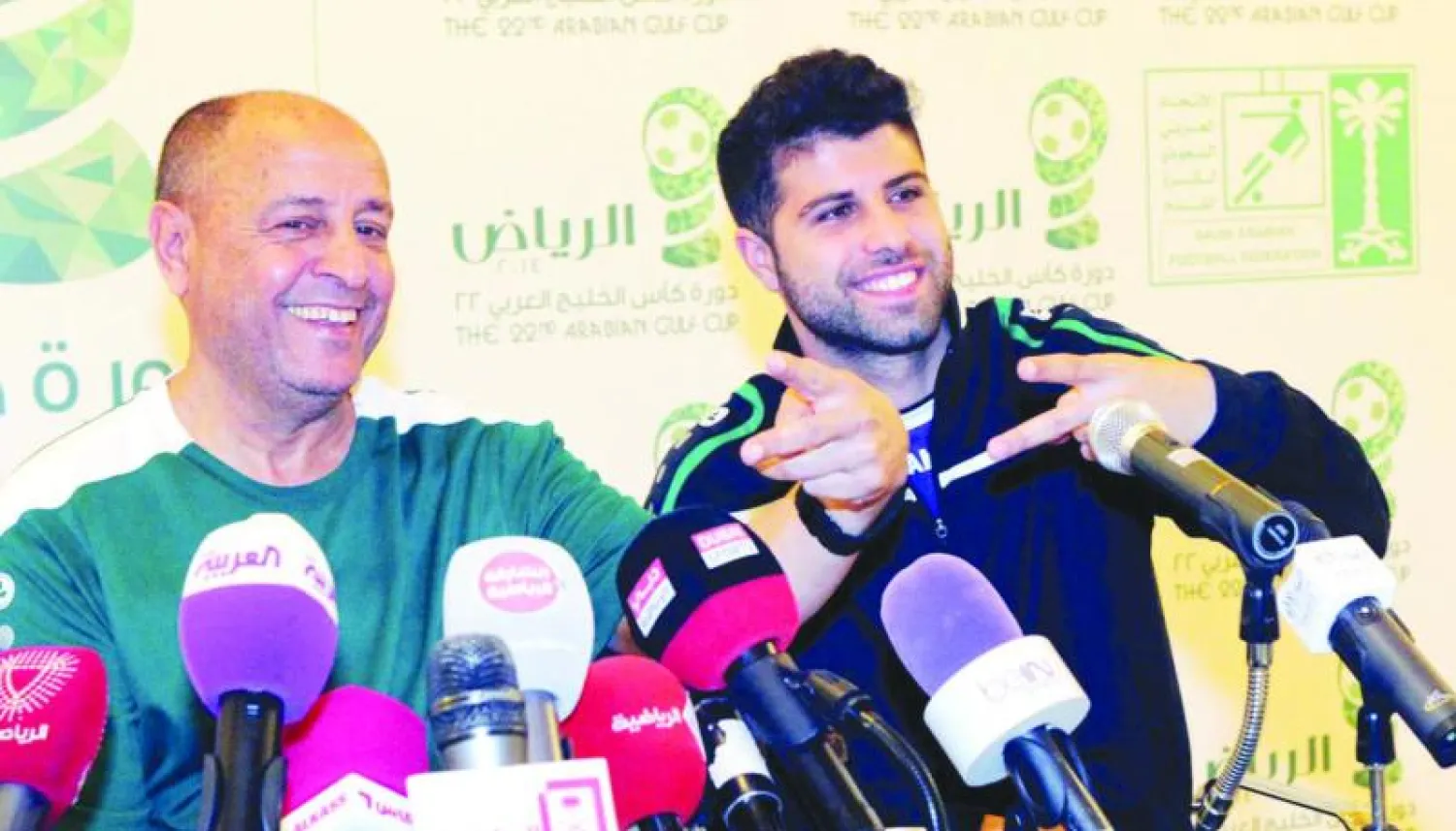 حكيم شاكر يداعب المصورين خلال المؤتمر الصحافي أمس