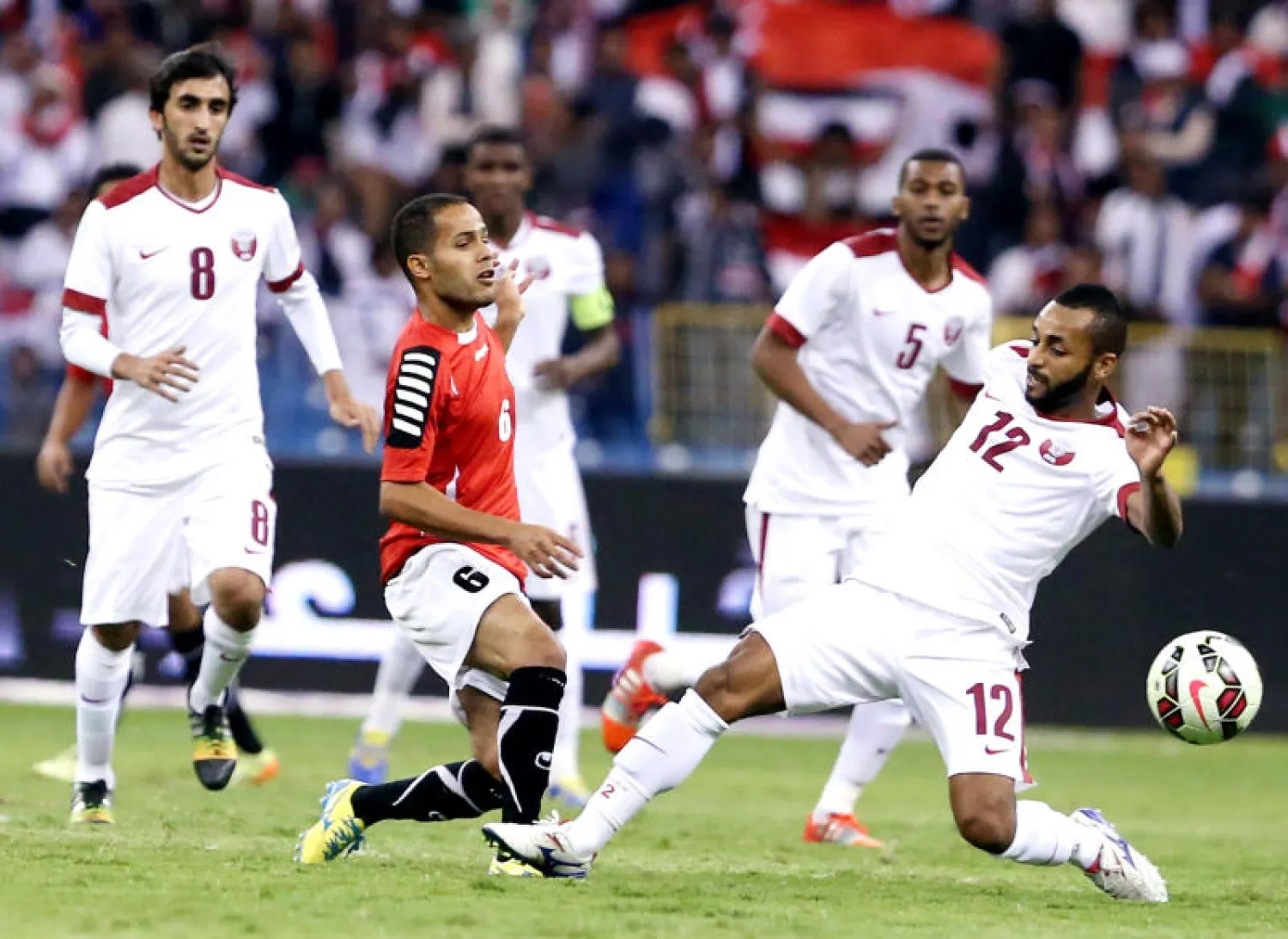 جانب من المباراة التي جمعت اليمن وقطر في «خليجي 22» (تصوير: سعد العنزي) 