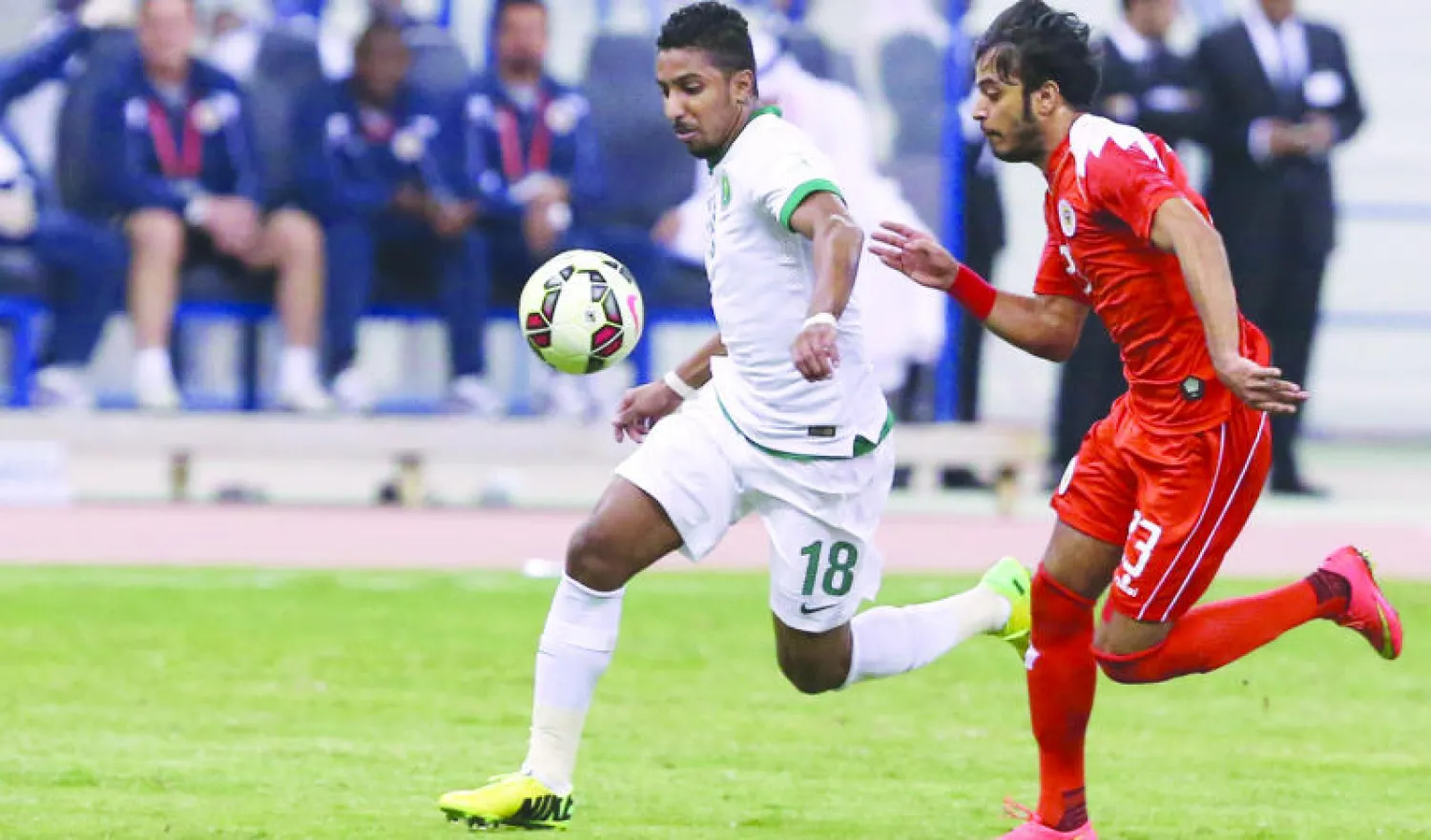 سالم الدوسري يقود هجمة خضراء ضد المرمى البحريني (تصوير: سعد العنزي) 