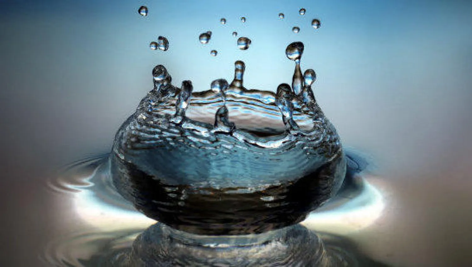 رفيف الظل : خلعوا عن الماءِ قُمْصَانَه