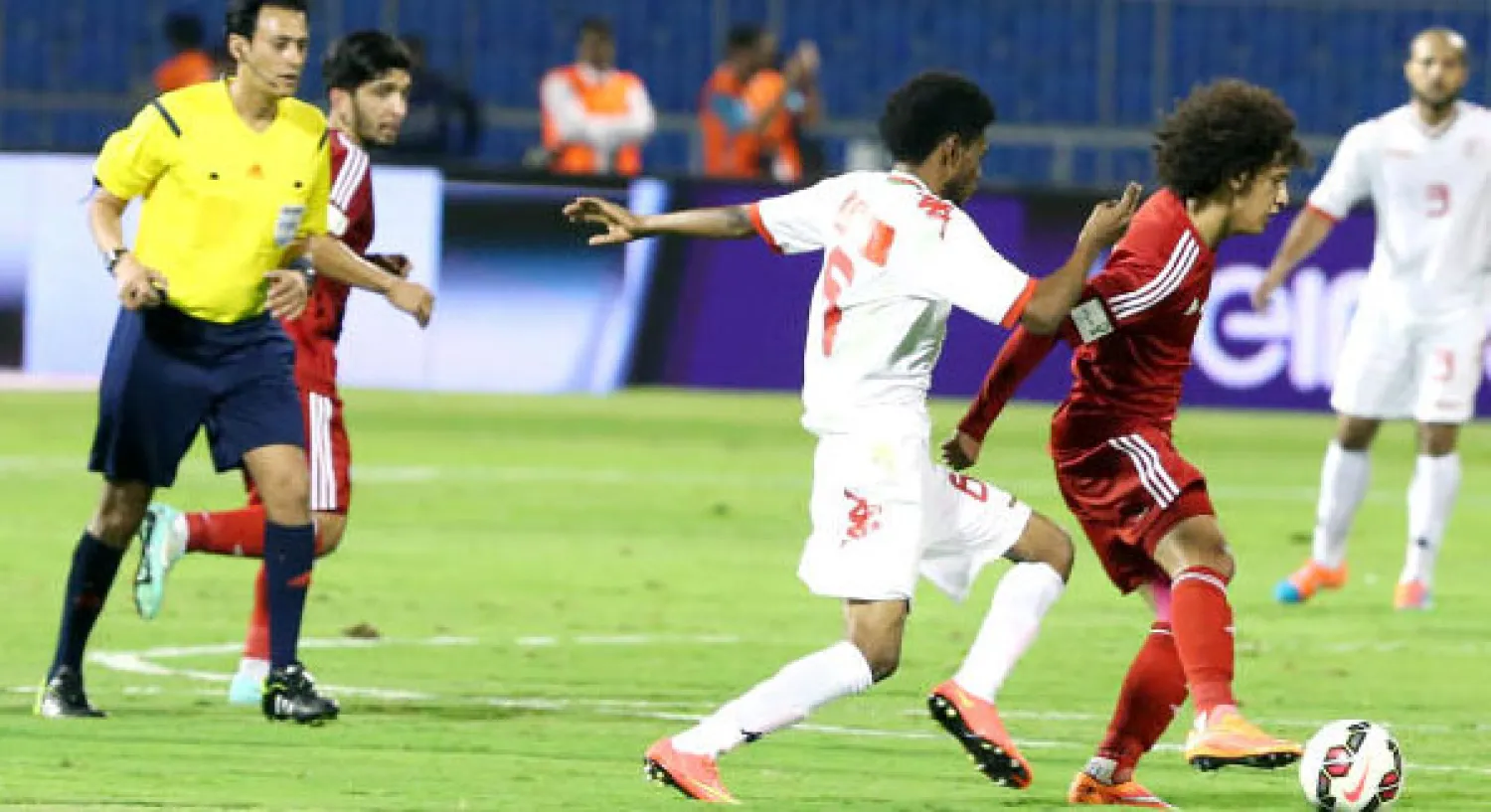 مرعي العواجي خلال إدارته مباراة الإمارات وعمان - تصوير: سعد العنزي