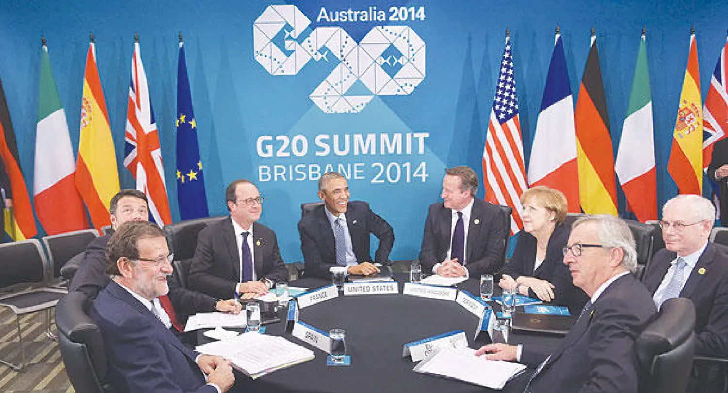 الرئيس الأميركي باراك أوباما يتوسط قادة أوروبا بمجموعة العشرين في لقاء على هامش قمة بريزبن أمس (أ.ف.ب)