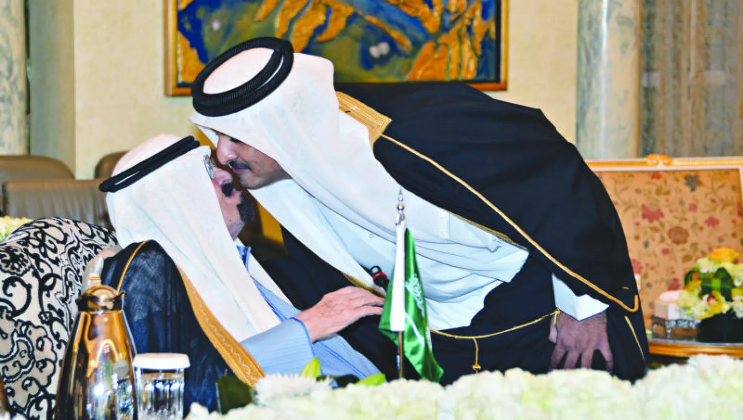 أمير دولة قطر يطبع قبلة على رأس خادم الحرمين الشريفين قبل انعقاد القمة (واس)