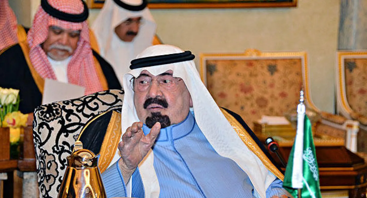 خادم الحرمين الشريفين لدى انعقاد القمة الخليجية الطارئة في الرياض أمس (واس)