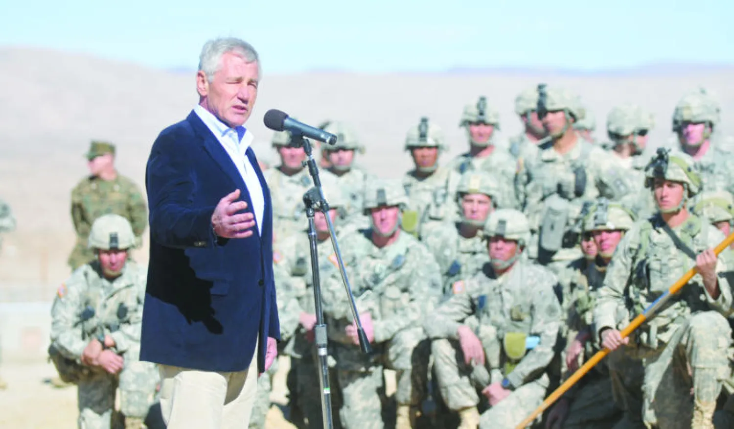 وزير الدفاع الأميركي تشاك هيغل يتحدث إلى جنود في مركز التدريب بفورت غروين بولاية كاليفورنيا أول من أمس (أ.ب)